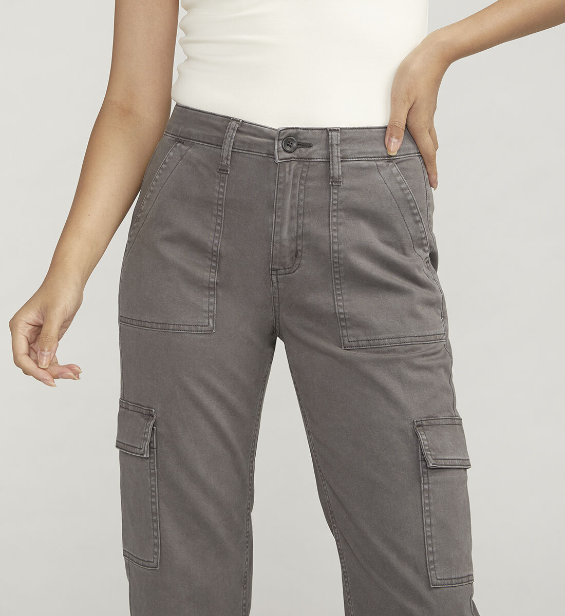 Buy Suki Mid Rise Cargo Pants for USD 74.00 | Silver Jeans US New