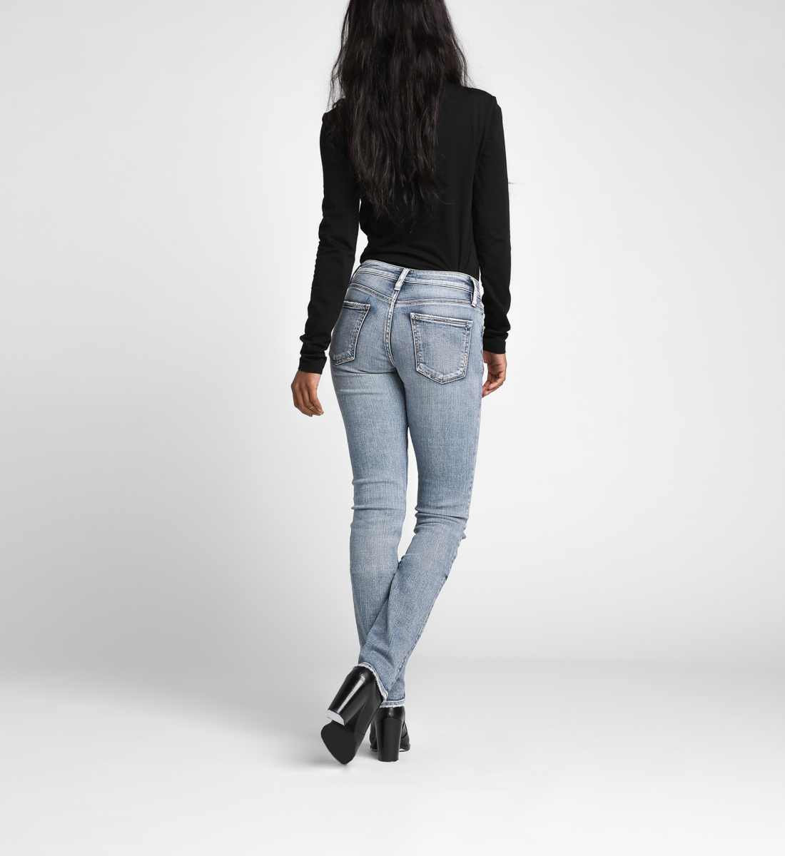 Suki Mid-Rise Curvy Straight Leg Jeans | Silver Jeans